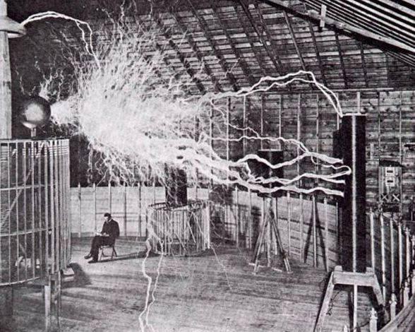 <p>Nikola Tesla iş başında, 1899</p>

<p> </p>

