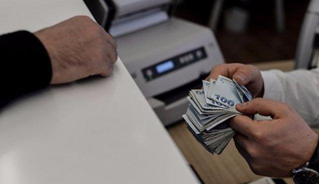<p>Tüm elektrik ampullerini tasarruflu ampullerle değiştirin. Yapılan araştırmalar, 75 vatlık akkor flamanlı ampuller yerine 15 vatlık tasarruflu ampuller kullanıldığında aynı aydınlatma kalitesinin yüzde 80 daha az enerji tüketimi ile elde edilebildiğini gösteriyor. Üstelik tasarruflu ampuller eski tip ampullere göre sekiz ila on kat daha uzun ömürlü.</p>

<p> </p>

<ul>
</ul>

<ul>
</ul>
