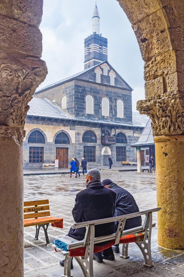 <p>6 - Diyarbakır Ulu Cami / Diyarbakır Şehrin en büyük ve en ünlü tarihi camisi olarak bilinen Ulu Cami, Anadolu’nun en eski camiler arasında da yer alır. Diyarbakır Kalesi'nin surları üzerinde, Harput Kapısı ile Mardin Kapısı'nı birleştiren eksenin batısında konumlanmaktadır.</p>