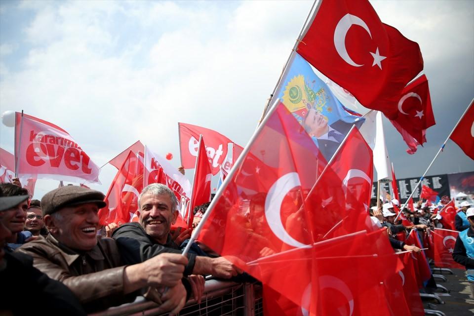 <p>Türkiye, son 3 yılda 5'inci kez sandık başına gidiyor. 30 Mart 2014'te yerel seçimlerle başlayan seçim maratonu, 1 Cumhurbaşkanlığı ve 2 genel seçimle devam etti. Türkiye'de 55 milyon 319 bin 222 seçmen yarın da Anayasa değişikliğini öngören referandum için sandığa gidecek.</p>

