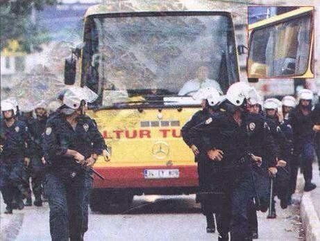 <p>Galatasaray kafilesi,yoğun güvenlik önlemleri altında Fenerbahçe deplasmanına gidiyor (1998)</p>