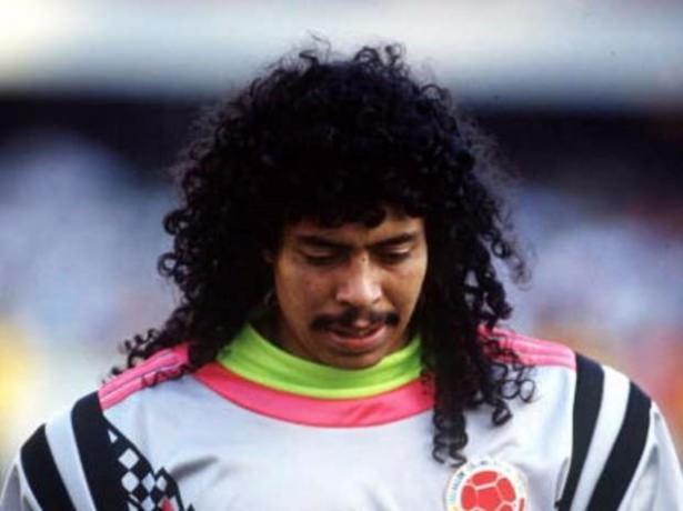 <p>1993'te çocuk kaçırma olayına karıştığı için hapse girdi, 2004'te uyuşturucu kullandığı için futboldan men cezası aldı.</p>
<p> </p>