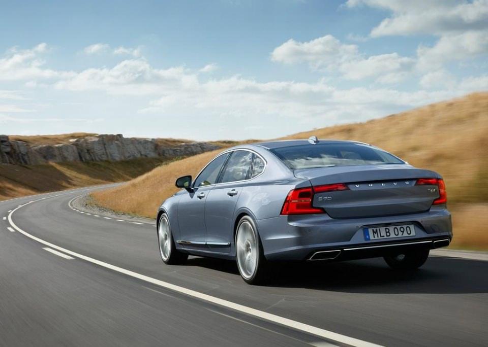 <p>Volvo, model isminden de anlaşılabileceği üzere üst seviyeye konumlandırdığı yeni teknoloji harikası lüks sedanı S90'ı görücüye çıkarttı.</p>
<p> </p>