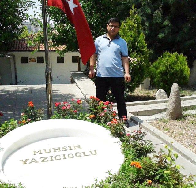 <p><strong>YAZICIOĞLU İLE AYNI KADERİ PAYLAŞTI</strong></p>
<p>Erzurumlu şehit polis memuru Sadettin Demir'den geriye BBP'nin merhum genel başkanı Muhsin Yazıcıoğlu'nun mezarı başında çekildiği fotoğrafı kaldı. Demir, Yazıcıoğlu ile aynı kaderi paylaştı.</p>