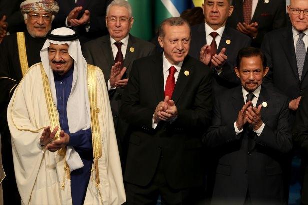 <p>Suudi Arabistan Kralı Selman bin Abdülaziz Al-Suud, Azerbaycan Cumhurbaşkanı İlham Aliyev, İran Cumhurbaşkanı Hasan Ruhani, Katar Emiri Temim Bin Hamad Al Sani, Bosna Hersek Devlet Başkanlığı Konseyi Başkanı Bakir İzzetbegoviç, Kazakistan Cumhurbaşkanı Nursultan Nazarbayev, Filistin Devlet Başkanı Mahmut Abbas'ın da aralarında bulunduğu İslam ülkelerinin liderleri, İslam İşbirliği Teşkilatı 13. Zirvesi"nin düzenlendiği İstanbul Kongre Merkezi'ne sabah saatlerinden itibaren gelmeye başladı.</p>