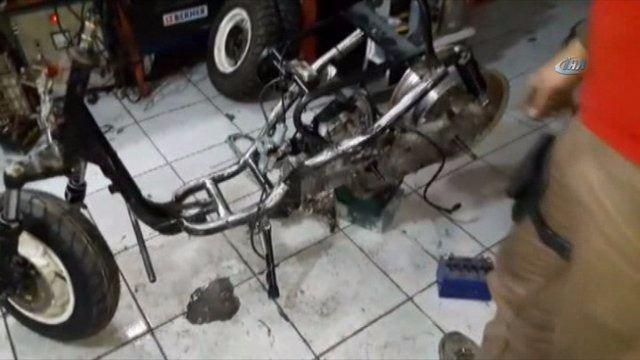 <p>Motosiklet ustası Baran Sürme, Van'da motosiklet üretilmemesini bir eksiklik olarak gördüğünü ve internetten araştırmaya başladığını belirterek, "Bu motosikleti bizler üretirken parçaların tamamına yakını hurdadan yaptık. Jantını hurdacıdan aldık. Arka bölümü elektrikli bisiklete ait, şasesi hurda bir motosikletten çıktı ön amortisör sistemini farkı hurda motosikletten aldık. Direksiyon sıfır takıldı. Geriye kalanın tamamı hurdadan çıktı" dedi.</p>
<p> </p>