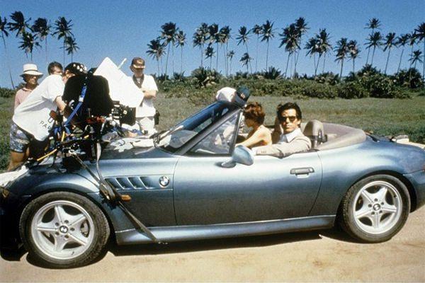<p><strong>17- GoldenEye (1995)</strong><br />
James Bond'un beyazperdedeki 6 yıllık suskunluğu Pierce Brosnan ve Alman otomobili BMW Z3 Roadster'le sona erdi.</p>