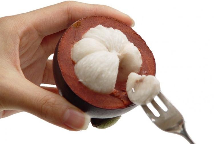 <p>Krema benzeri, tatlı aromalı ve kabuğunun aksine yumuşacık olan Mangosteen, ağzınızın içerisine de eriyip gidiyor. </p>
