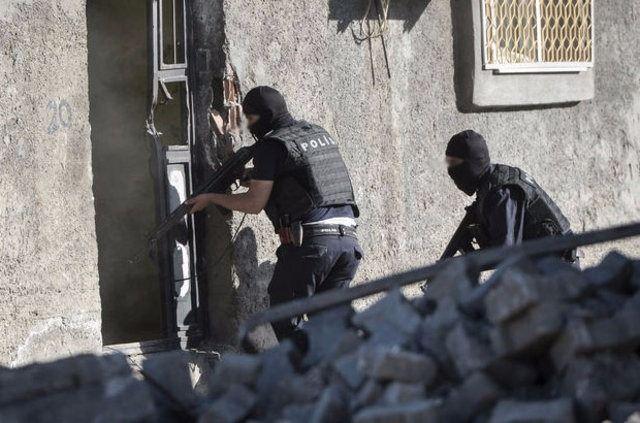 <p> Mahallede güvenlik güçlerinin ilerleyişi sürerken zaman zaman teröristlerle sıcak temas sağlanıyor.</p>
<p> </p>