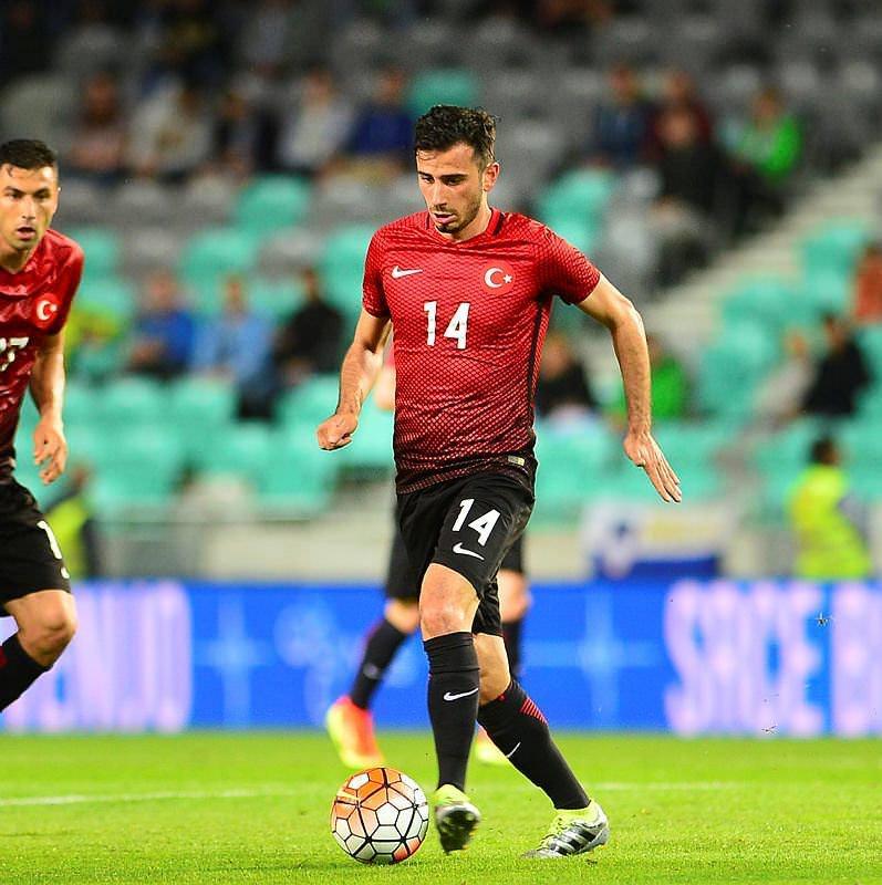 <p>Oğuzhan Özyakup (Orta sahanın ortası)</p>
<p> </p>