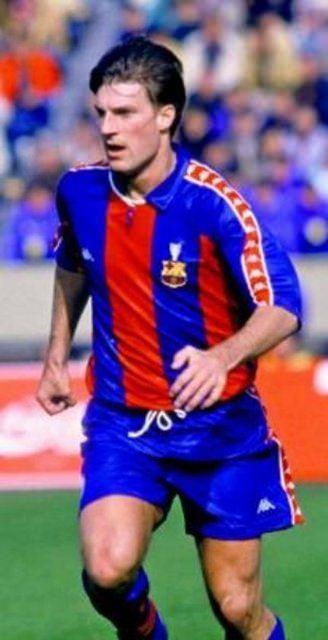<p>Michael Laudrup, hem Real Madrid formasıyla Barcelona'ya karşı, hem de Barcelona takımında Real Madrid'e karşı 5-0'lık galibiyetler yaşadı.</p>