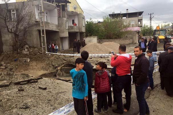 <p>Van’daki merkez İpekyolu İlçesi’nde dün gece polis aracının geçişi sırasında PKK’lı teröristler tarafından daha önce yola döşenen ve infilak ettirilen patlayıcının verdiği hasar gün ağarınca ortaya çıktı.</p>
<p> </p>