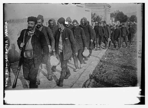 <p>Yalın ayak şekilde Varna'da yürütülen eski Türk askerleri</p>
