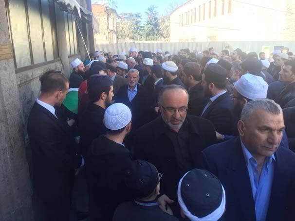 <p>Trabzon'un manevi önderlerinden  Ahmet Yaşar, toprağa verildi.</p>

<p> </p>
