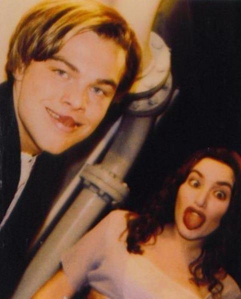 <p>Leonardo DiCaprio ve Kate Winslett Titanik filminin çekimleri arasında poz verirken</p>
<p> </p>