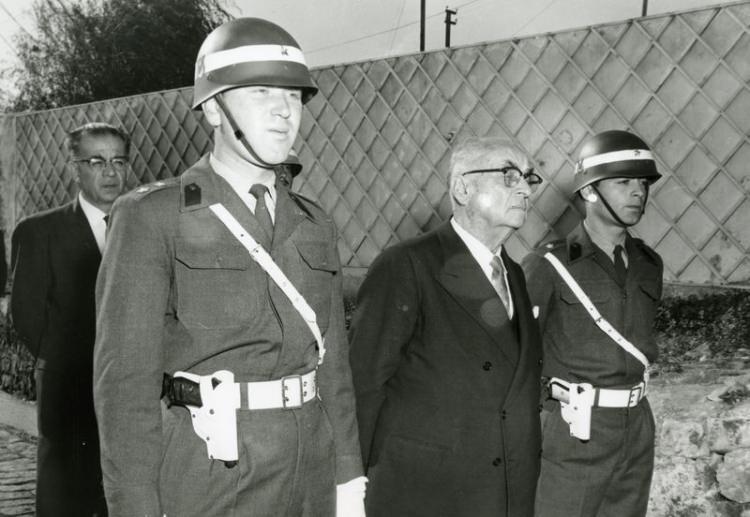 <p>Celal Bayar mahkeme salonuna götürülürken.</p>
