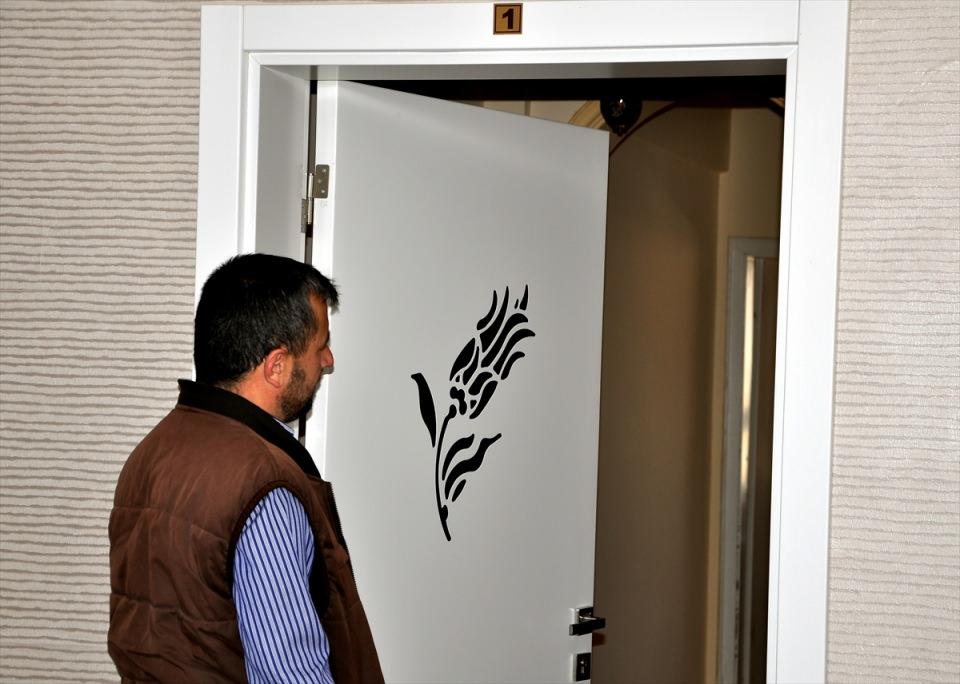 <p>FETÖ/PDY soruşturması kapsamında gözaltına alınan A.R.Ş, ifadesinde "büyük himmet toplantılarının" bu katta yapıldığını belirtti. Toplantılara genellikle il dışından, hitabeti ve insanları etkileme gücü yüksek "abilerin" geldiğini bildiren A.R.Ş, "Bunlar toplantı başlayınca konuşma yaparak oradaki insanları galeyana getirir ve daha fazla para yardımı yapmasının önünü açarlardı" ifadelerini kullandı.</p>