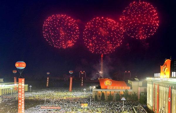 <p> Başkent Pyongyang'daki ünlü Kim İl Sung Meydanı'nda toplanan on binlerce Kuzey Koreli, ilk uzun menzilli kıtalararası balistik füzelerini kutladı.</p>
