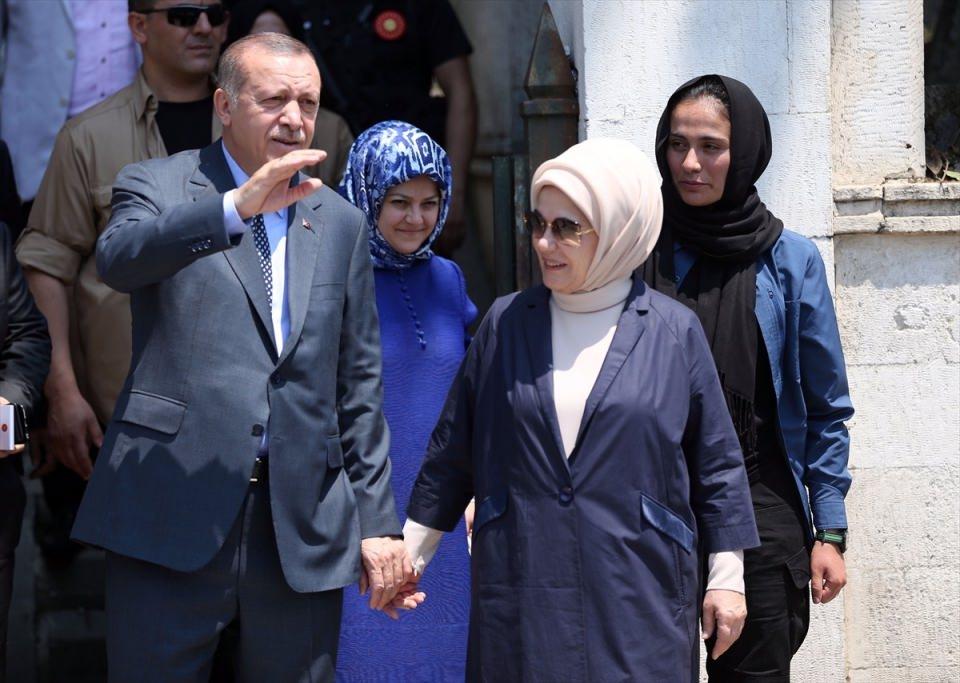<p>Erdoğan, mezarlık çıkışında kendisini bekleyen bir vatandaşla sohbet etti. Bu sırada korumalar çocuklara bayram harçlığı verdi. </p>
<p> </p>
