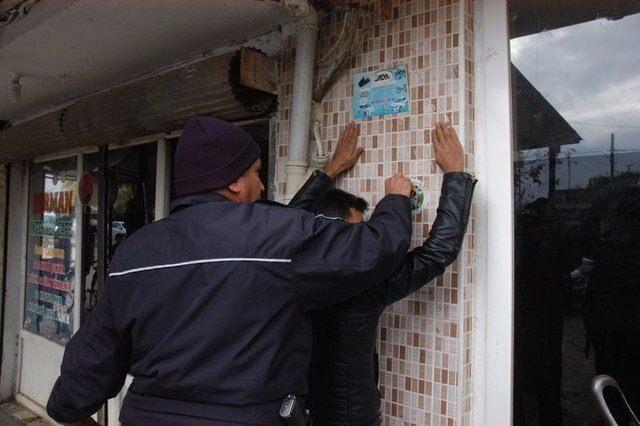 <p>Denetimlerde, bin 50 kişinin Genel Bilgi Toplama (GBT) sisteminde sorgulaması yapıldı, 259 araç kontrol edildi, 11 araç sahibine evrakları eksik olduğu için 13 bin 274 lira para cezası uygulandı, polisin görevini yapmasına engel olmak isteyen 4 kişi gözaltına alındı.</p>

<p><a href="http://video.haber7.com/video-galeri/81570-reis-talimati-verdi-ozel-harekat-kabus-gibi-coktu" target="_blank"><span style="color:rgb(255, 215, 0)"><strong>VİDEO İÇİN TIKLAYIN</strong></span></a></p>
