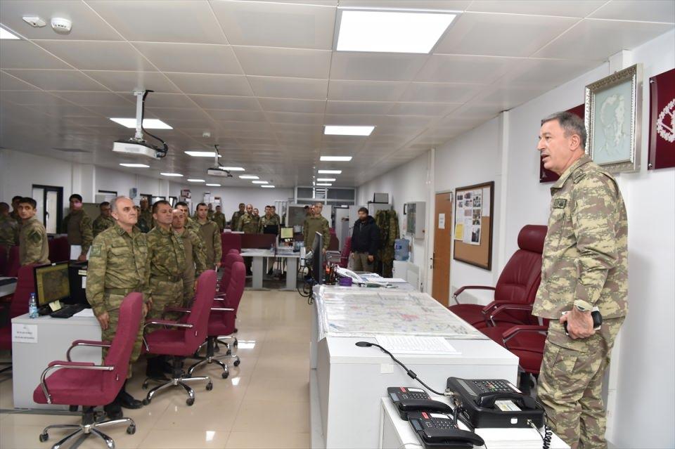 <p>Akar'ın, ayrıca ülkelerini terk etmek zorunda kalan Suriyeli göçmenlerin kendi topraklarına dönerek huzur içinde yaşamasının sağlanmasının bölgenin normalleşmesine katkı sağlayacağını da belirttiği ifade edildi.</p>

<p> </p>
