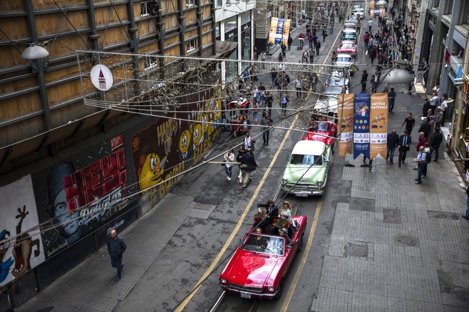 <p> Geleneksel el sanatlarından günümüzün modern inovasyonuna kadar, Beyoğlu halen geçmişten geleceğe iddiasını sürdürüyor. Dolayısıyla geleneksel el sanatlarından başlayarak, sanatkar ve zanatkarlarımızın yaşadığı mekandır Beyoğlu. Öte yandan, Beyoğlu modern inovasyonun da merkezidir. Moda ve web tasarımın kalbi burada atıyor." diye konuştu. </p>
