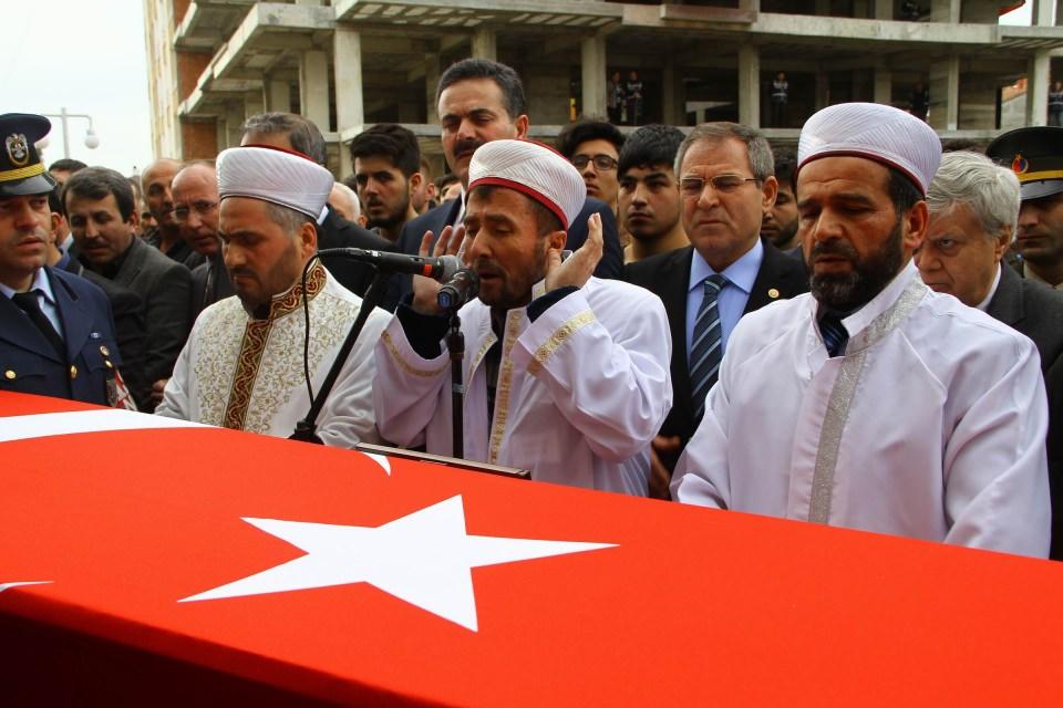 <p>Diyarbakır-Bingöl karayolunda PKK'lı teröristlerce yola yerleştirilen patlayıcının infilak ettirilmesi sonucu şehit olan er Mustafa Bilgili'nin cenazesi, Amasya'nın Suluova ilçesinde toprağa verildi.</p>

<p> </p>
