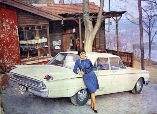 <p><strong>Nebahat Çehre, “01 AD 659” plakalı 1962 model Mercury Meteor’uyla birlikte…<br />
<br />
​</strong>Nebahat Çehre, arabasını 1966 yılında 50.000 TL’ye satın almıştı.</p>
