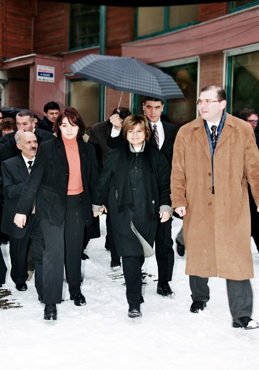 <p>DYP Genel Başkanı Tansu Çiller, İstanbul'un Eyüp semtini ve Eyüp Sultan Türbesi'ni ziyaret etti. Çiller, esnafla da bir araya geldi. (1 Nis 2002)</p>

