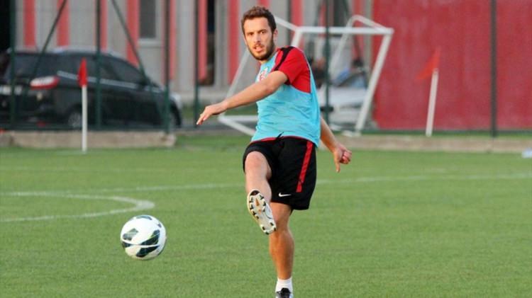 <p><strong>Türk futbolunun acı kaybı; Ediz Bahtiyaroğlu</strong></p>
<p>Eskişehirsporlu futbolcu Ediz Bahtiyaroğlu, kalp krizi sonucu genç yaşta hayata gözlerini yumdu. Akşam antrenmanının ardından evinde aniden fenalaşan 26 yaşındaki Ediz, tüm çabalara rağmen kurtarılamamış ve tüm futbol severleri yasa boğmuştu.</p>
