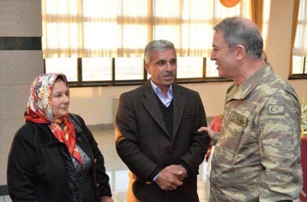 <p>Orgeneral Akar, Türkiye'de tek, dünyada sayılı eğitim tesislerinden biri olan Sıhhi Tahliye Simülasyon Merkezi'nde kursiyerlerin yaralı personele ilk müdahale ve tahliye eğitimini yakından izledi.</p>