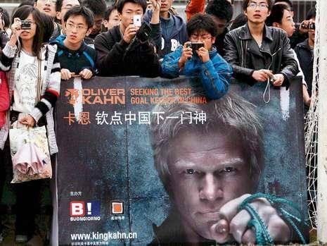<p>Efsane Alman kaleci Oliver Kahn'ın Çin'de yetenekli kalecileri aradığı bir televizyon programı var.</p>