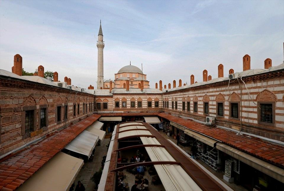 <p>Ramazan boyunca, ayrıca Balçova'da Bahçelerarası, Eyüp Sabri ve Uğur camileri, Bergama'da Aşağıbey Mahallesi Camisi, Çiğli'de Esentepe Camisi, Dikili'de Çarşı Camisi, Güzelbahçe'de Yukarıçarşı Camisi, Konak'ta Hatuniye Camisi, Urla'da Çamlıçay Camisi'nde her gün iftar verilecek. </p>

<p> </p>
