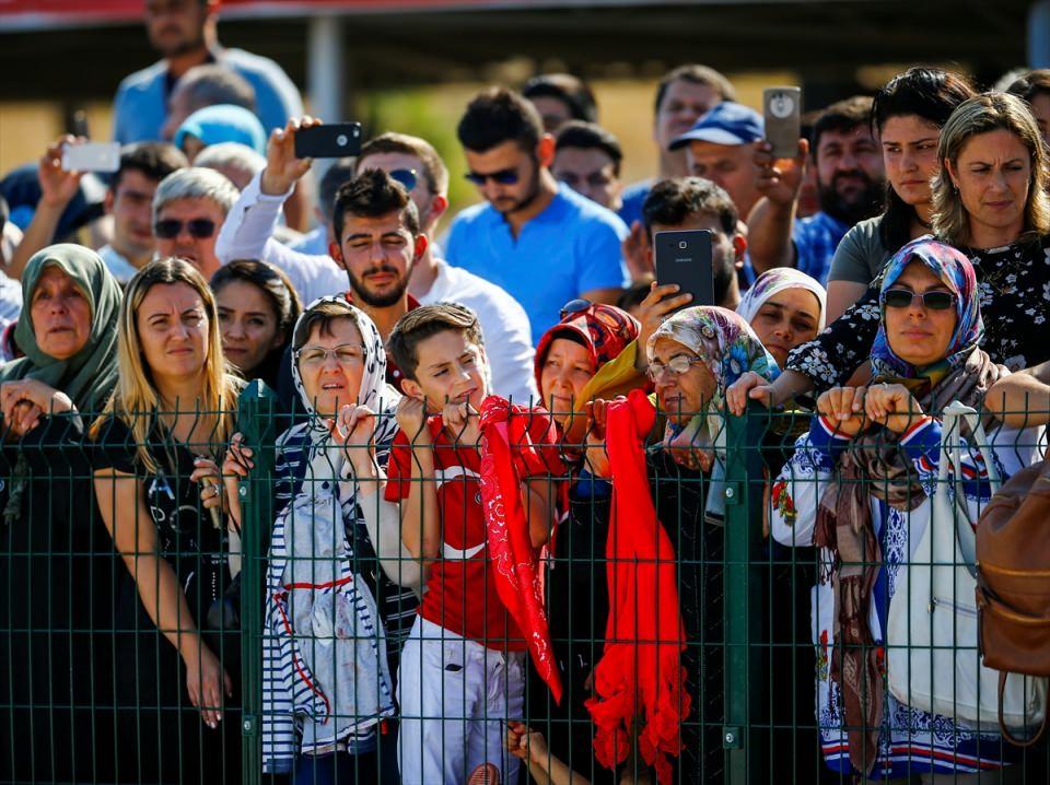 <p>Zırhlı Birlikler Okulu ve Eğitim Tümen Komutanlığında, temel eğitimlerini tamamlayan 2 bin 460 erbaş ve er ile 114 yedek subay adayı ve 35 sözleşmeli er yemin etti.</p>
