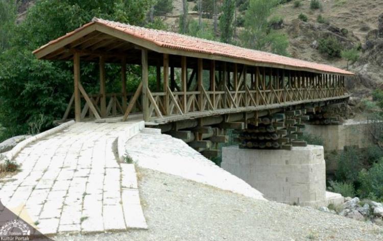 <p>Çankırı<br />
<br />
Nüfusu: 183 880  <br />
Toplam otomobil sayısı: 21 652<br />
​Kaç kişiye bir otomobil düşüyor: 8,5</p>
