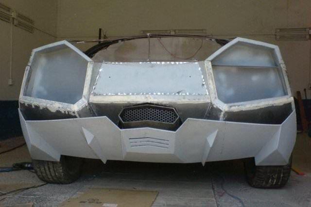 <p>Lambhorgini Aventador alamadı ama yaptı.</p>
<p>28 yaşındaki Çinli makinist Wang Jian kimsenin yapamadığını yaptı.</p>