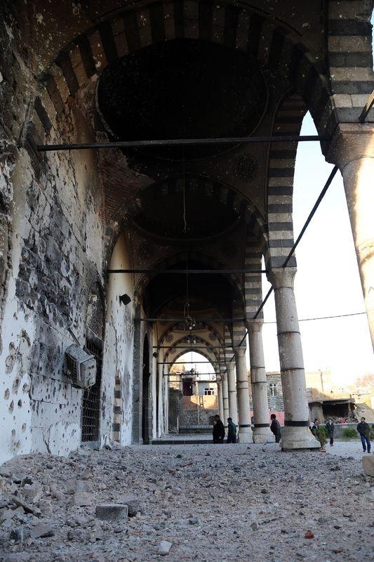 <p>Sur ilçesindeki esnafın tamamına yakını 9 gün boyunca kepenk açamadı. </p>
<p> </p>