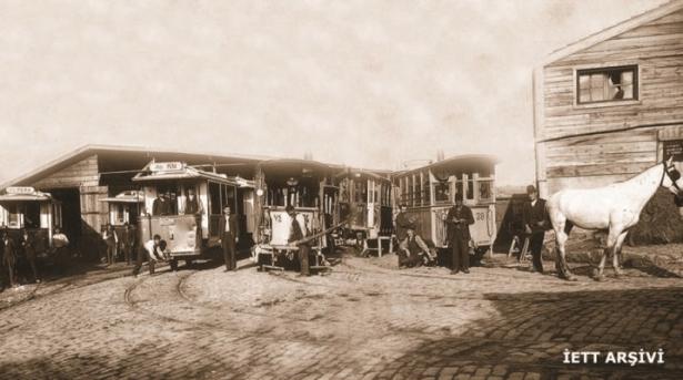 <p>1890 - İETT Şişli deposu, atlı tranvaylar sefere hazırlanıyor.</p>
<p> </p>