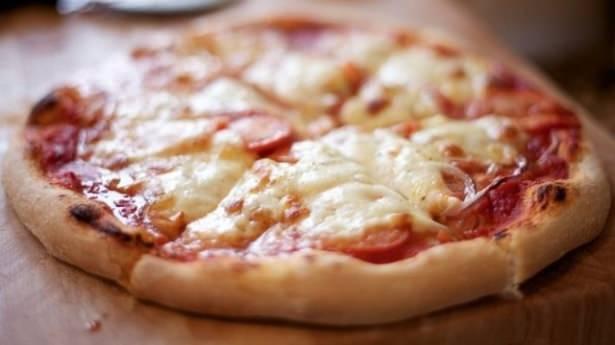 <p>İngiliz matematikçiler yuvarlak bir pizzayı eşit parçalara bölecek olan formülü buldu.</p>

<p> </p>
