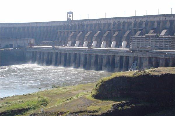 <p><span style="color:#FFD700"><strong>Itaipu Dam Barajı</strong></span><br />
<br />
<span style="color:#FFD700">Yer: </span>Brezilya ve Paraguay arasında Paraná Nehri üzerinde<br />
<span style="color:#FFD700">Başlangıç tarihi: </span>Ocak 1970<br />
<span style="color:#FFD700">Bitiş tarihi:</span> 5 Mayıs 1984<br />
<span style="color:#FFD700">Maliyeti:</span> 19,6 milyar ABD Doları</p>