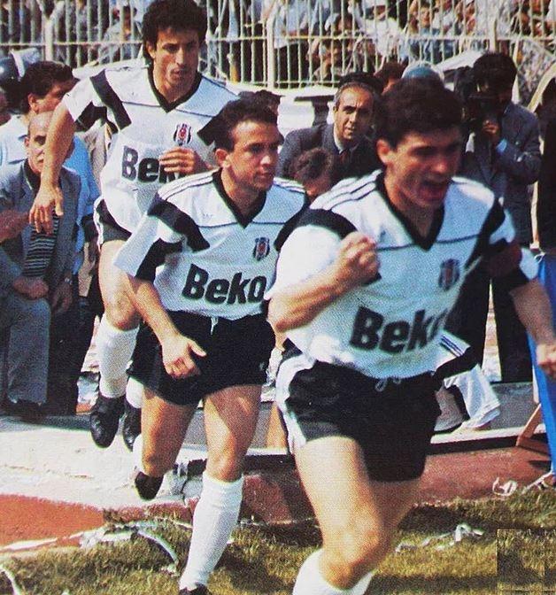 <p> İnönü Stadı Mayıs 1990 | Beşiktaş sahaya çıkıyor. (Recep Çetin, Şifo Mehmet, Rıza Çalımbay / BJK-FB / Rıza'ya dikkat)</p>
