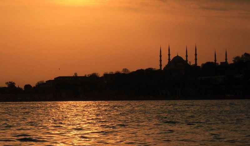 <p>Fakat altından yapılacak minarenin devlet bütçesini aşacağını bilen Mehmet Ağa, bu emri güya yanlış işiterek, “altın” sözcüğünden “altı” yaparak, camiyi 6 minareli inşa ettirmiştir.</p>