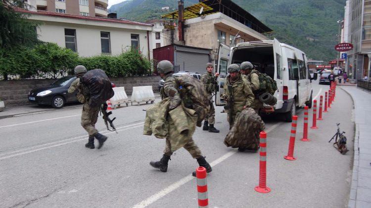 <p>Trabzon'un Maçka İlçesi kırsal kesiminde PKK'lı teröristlerin hain saldırısı sonrası başlatılan kapsamlı operasyon nefes aldırmadan kararlılıkla devam ediyor.</p>
