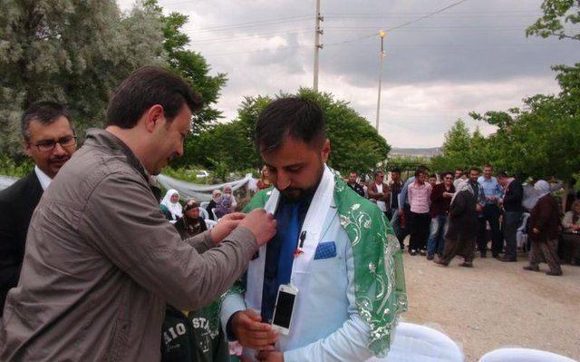 <p>Düğüne gelen arkadaşları damada altın ya da para yerine iphone telefon taktı. Damada takılan iphone telefon sayısının 10'u bulması herkesi şaşırttı.</p>
<p> </p>
<ul>
</ul>
<ul>
</ul>