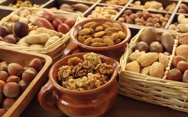 <p>Kuruyemişler</p>

<p>Doğru miktarda tüketilen ve doğru seçilen kuru yemişler ile gençlik hissine bir adım daha yaklaşabilirsiniz. Yüksek omega-3, E vitamini ve magnezyum içeriği ile kuru yemişler bedenin toksik maddelerden arındırılmasında ve kalp sağlığının korunmasında rol oynarlar. </p>
