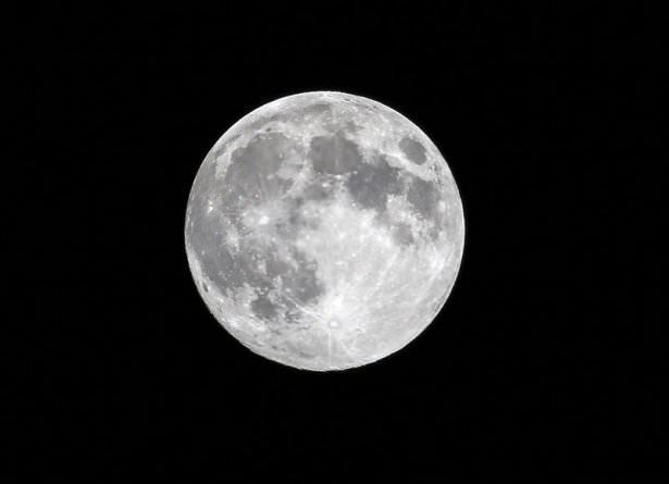 <p>Bir astronomi olayı olan Süper Ay’da Dünya’nın uydusu olan Ay’ın dolunay dönemi ile gezegene en yakın olduğu dönem çakışıyor ve uydu her zamankinden %14 daha büyük ve %30 daha parlak görünüyor.</p>