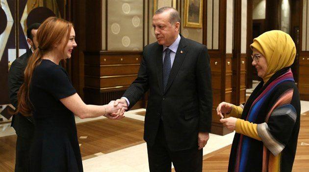 <p>Cumhurbaşkanı Recep Tayyip Erdoğan, Lindsay Lohan'ı Cumhurbaşkanlığı Külliyesi'nde kabul etti.​</p>
