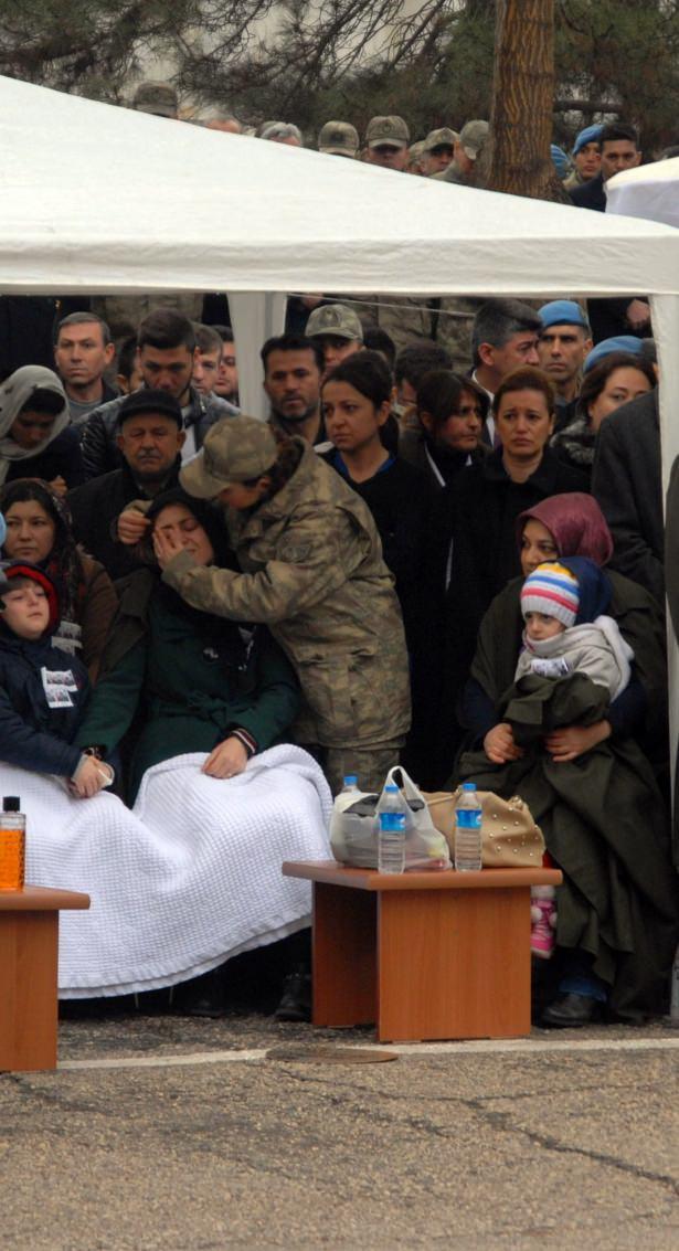 <p>Diyarbakır’ın Sur ilçesinde, dün sabah gerçekleştirdikleri Bayrak 12 operasyonunda teröristlerce girdikleri çatışmada şehit olan 1’i teğmen 5 asker için Diyarbakır Askeri Hastanesi’nde tören düzenlendi.</p>
