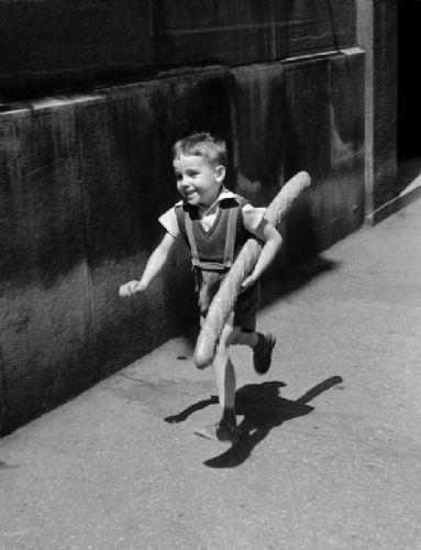 <p><strong>Küçük Parisli - 1952</strong></p>

<p><strong>1952 yılından bu fotoğraf, küçük bir Parisli çocuğu elinde Fransızlara özgü baget ekmeği ile koşarken gösteriyor.</strong></p>
