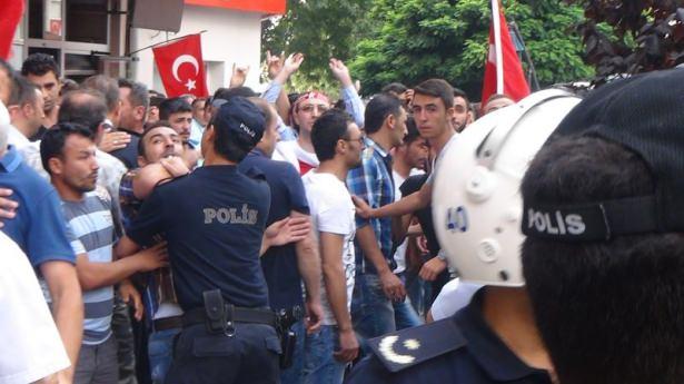 <p>Tören öncesinde ellerinde Türk bayraklarıyla Lise Caddesi’nden meydana gelen bir grup, cadde üzerinde bulunan HDP İl Binası’na Türk bayrağı asmak istedi.</p>
